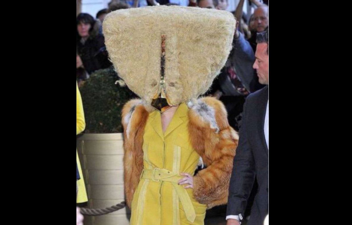 Când moda o ia razna. 11 oameni care au ieșit din casă fără să se uite în oglindă