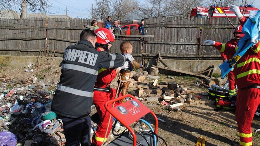 Băiat de 7 ani, salvatorul unui copil de 1 an și 6 luni care a căzut într-o fosă septică