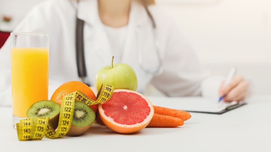 Avertismentul unui renumit medic român: Atenție la FALȘII nutriționiști!