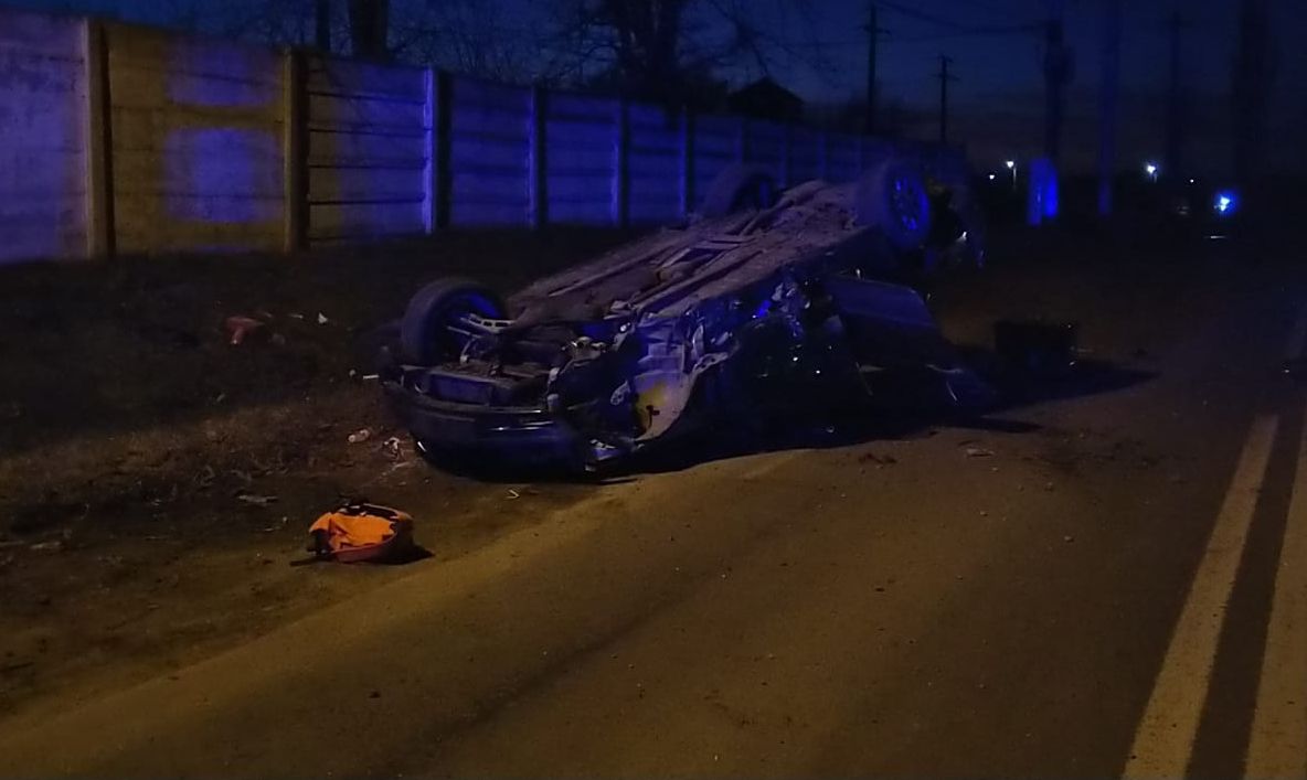 Cascadorie în Caracal. Un șofer băut s-a răsturnat cu mașina, încercând să fugă de poliție