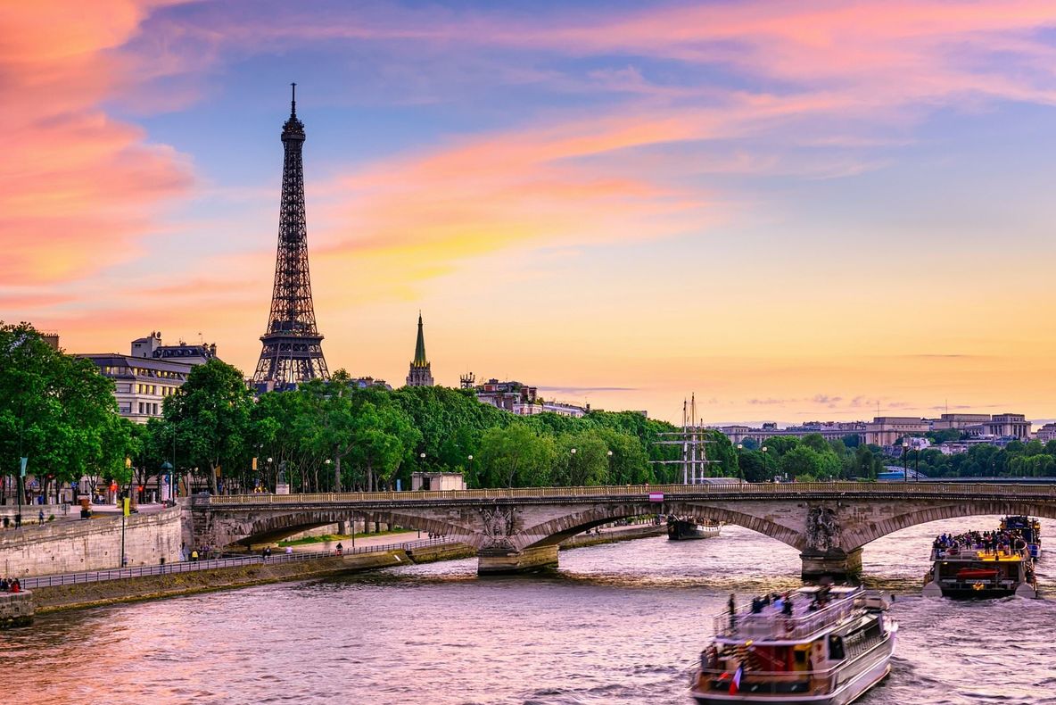 Topul celor mai scumpe orașe din lume. Cât te costă o tunsoare la Paris?