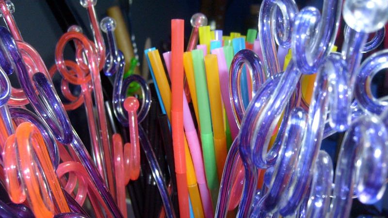 E oficial. Tacâmurile, farfuriile, paiele și bețișoarele din plastic dispar din România