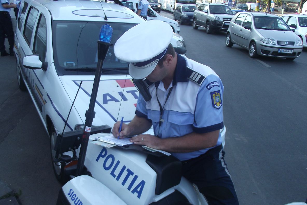 Detalii-şoc despre cazul polițiștilor care au tras ieri cu pistolul: o armă s-ar fi defectat