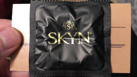 Un frizer a oferit prezervative gratuite clienților, dar cu gaură în ele 