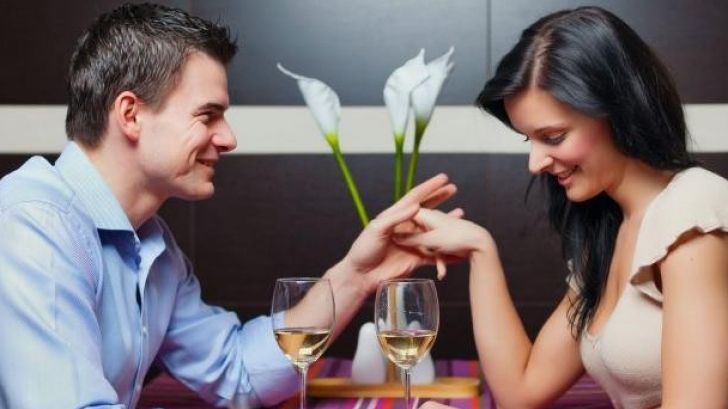 Cine plătește la prima întâlnire? Reguli de aur