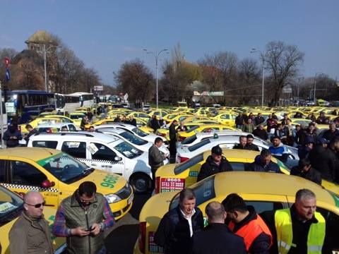 Capitala, blocată de transportatori. Aceștia cer combaterea transportului ilegal de persoane