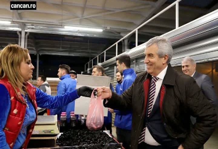 Tăriceanu, în campanie la tarabă. "Baie de mulțime", într-o piață din Capitală