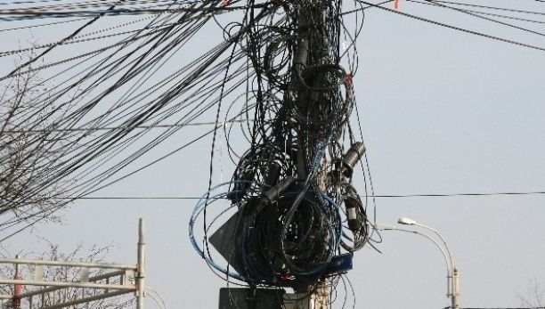 Guvernul vrea să închidă ochii la cei care și-au construit ilegal rețelele de cablu