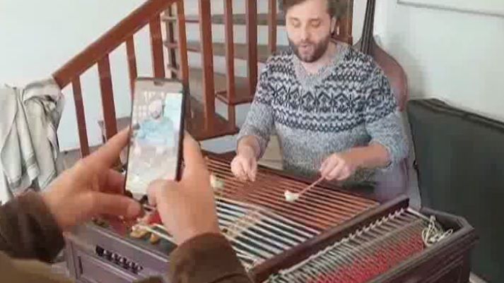 "Romania 2019" la Sibiu: Caravana s-a oprit în gospodaria artistului Sergiu Cipariu