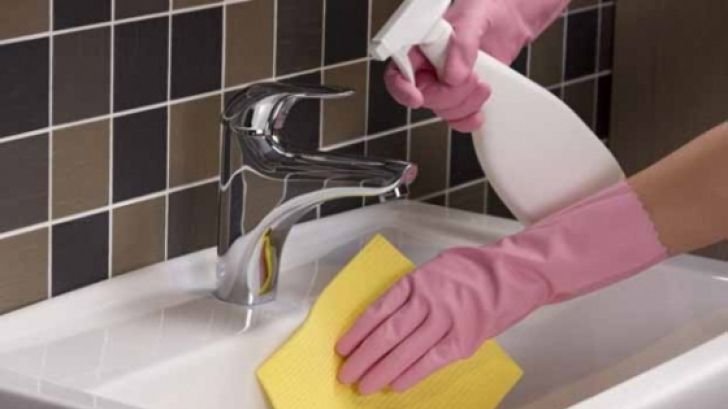 Cel mai contaminat loc din baia ta NU este toaleta. Unde se adună cele mai multe bacterii