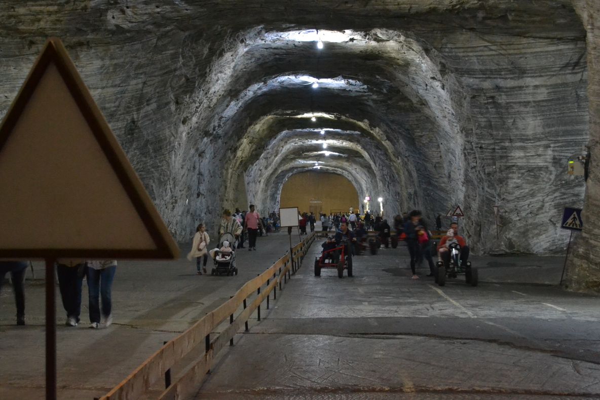 Fostul director al Salinei Tg. Ocna, condamnat la închisoare pentru mită