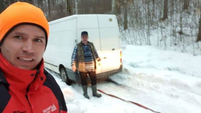 Mai multe mașini au rămas înzăpezite pe un drum din România