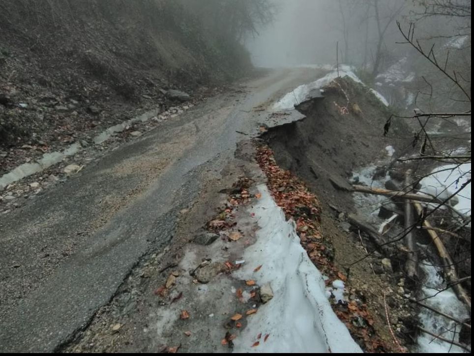 Turiștii, obligați să meargă pe jos patru kilometri până la Sarmizegetusa Regia