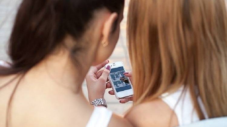 Decizie INEDITĂ! Prima destinație turistică din lume unde nu ai voie cu telefonul mobil