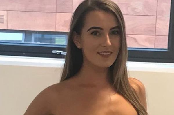 Cât de ”dezbrăcată” era fata amenințată că va fi dată jos din avion. Poza face furori pe Facebook