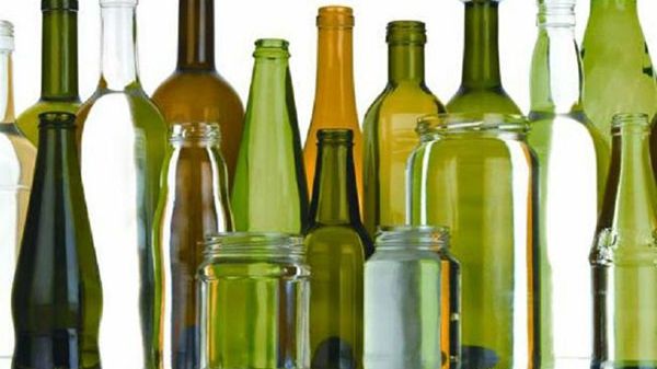 Taxa pe sticle a intrat în vigoare. Câți bani poți primi dacă le returnezi?