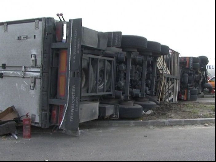 Accident grav la Răducăneni: trei TIR-uri, implicate!