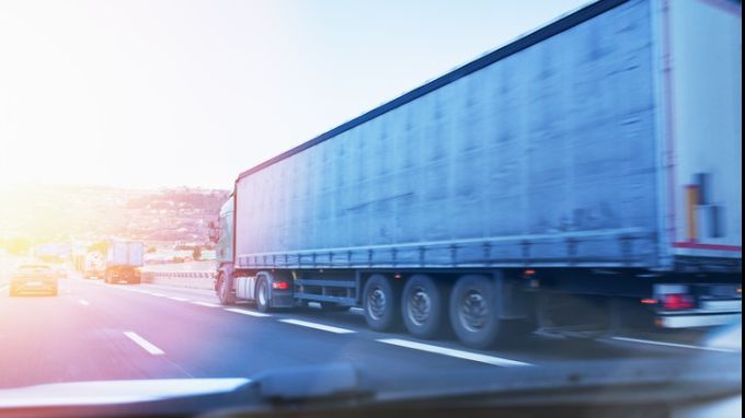 Supărat că a pierdul la păcănele, a băut și a furat un TIR plin cu televizoare