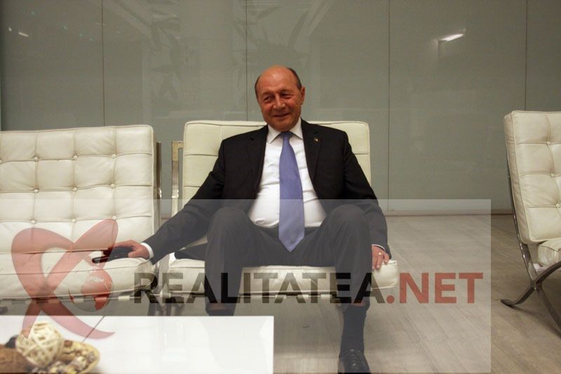 Traian Băsescu a acceptat o mini şedinţă foto la Realitatea TV. Imagini din culise, surprinse de realitatea.net