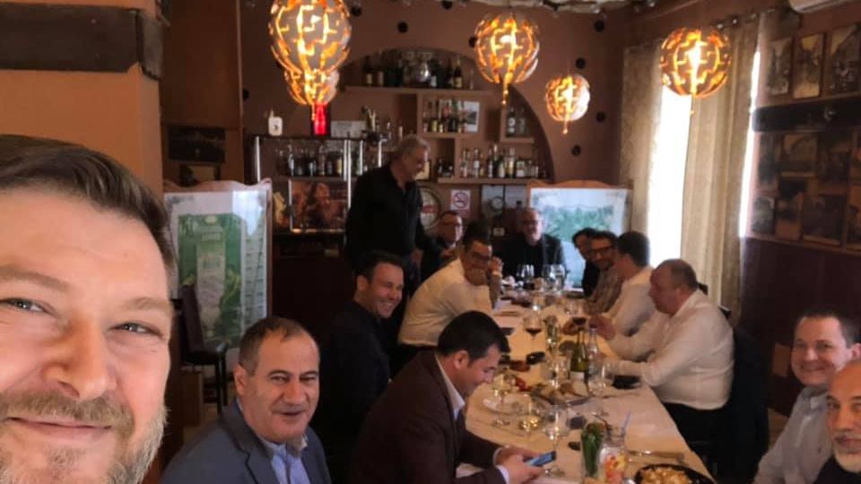 Tudose, la masă cu doi pesediști, de ziua lui. Se pregătesc noi debarcări din PSD?