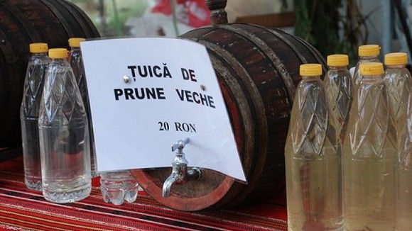 Teodorovici, negocieri cu țuica pe masă