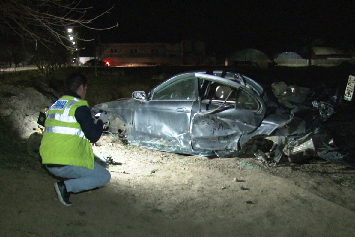 Jaguar răsturnat, abandonat pe un câmp. Ce au descoperit poliţiştii
