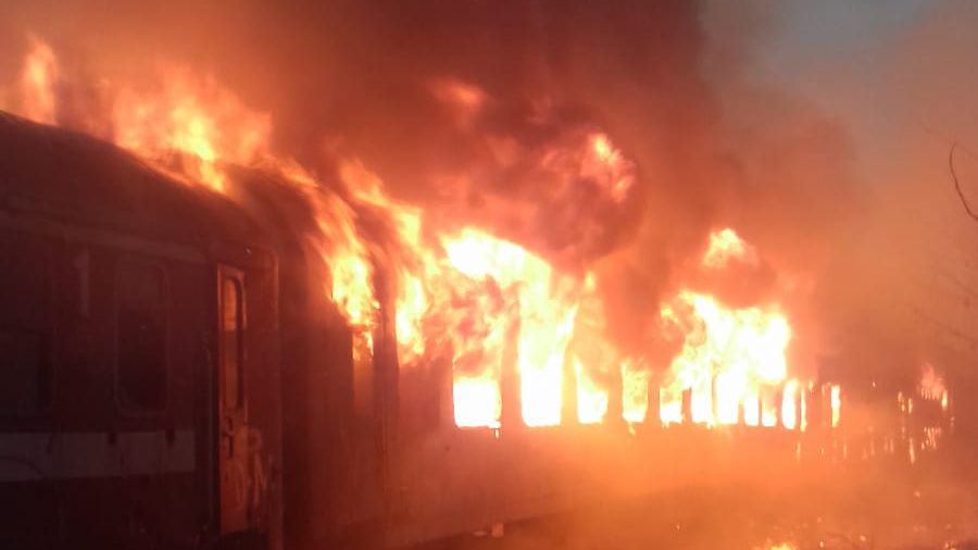 Flăcări uriașe în gara Oravița, mai multe vagoane au luat foc