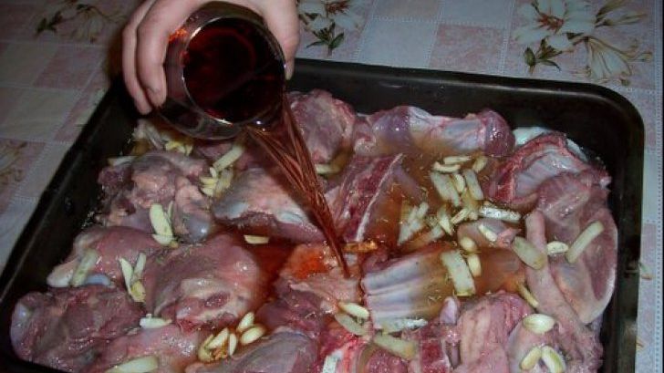 Cum faci cea mai bună marinadă pentru friptura de Paște. Secretul deținut de marii bucătari