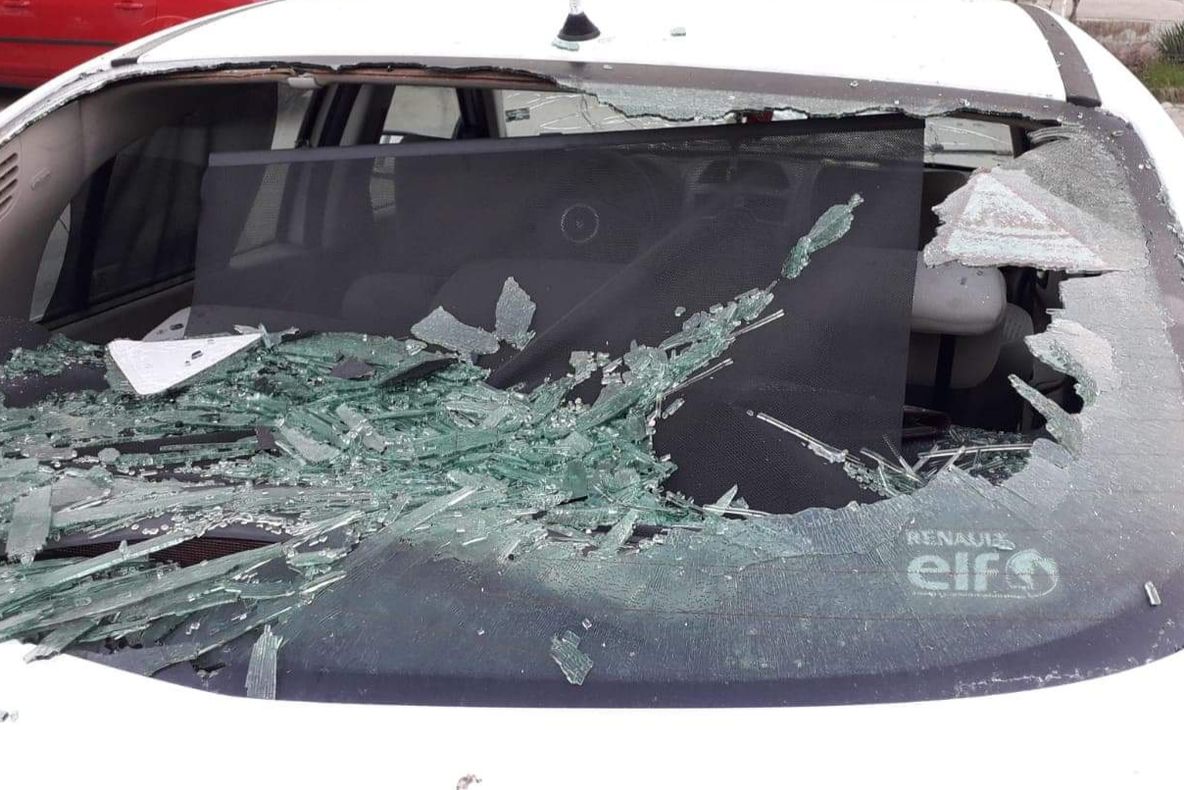 Balș: Un bărbat a spart cu pietre parbrizele mai multor autoturisme parcate