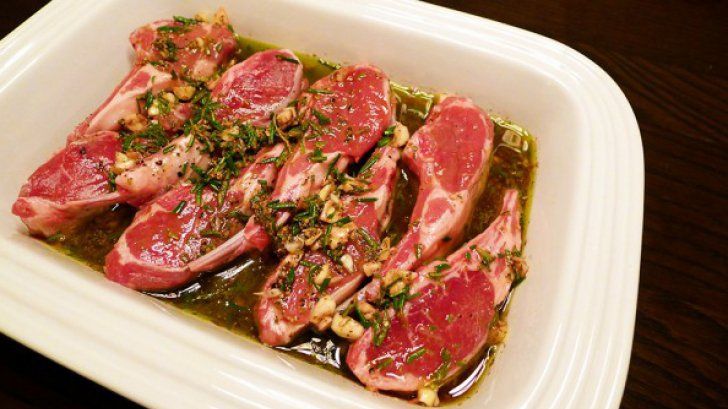 Cum faci cea mai bună marinadă pentru friptura de Paște. Secretul deținut de marii bucătari