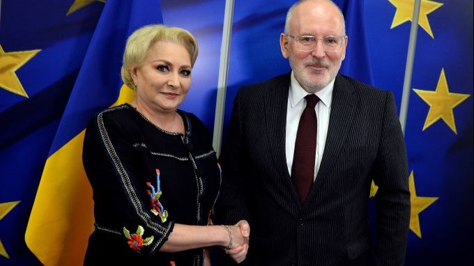 Dăncilă, atac la Timmermans și Iohannis