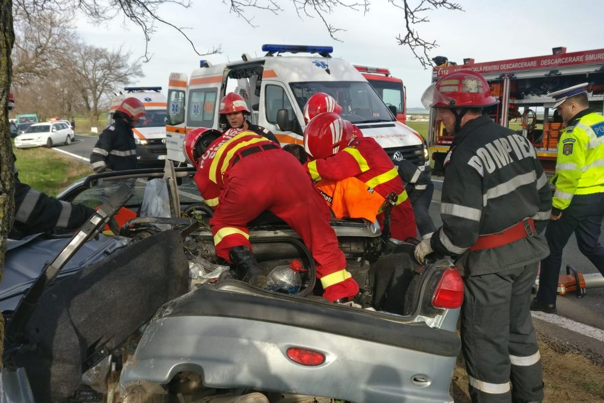 Accident grav în județul Tulcea. O mașină s-a făcut praf, două victime 