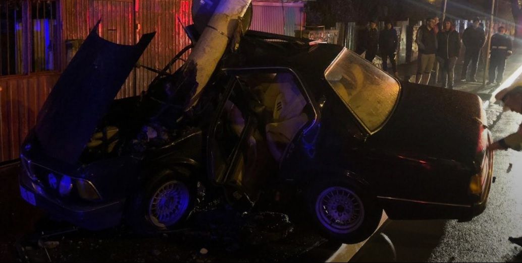 Accident cumplit, în Constanța: mașină încolăcită pe stâlp. Șoferul, în comă