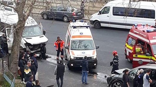 O şoferiţă a intrat cu mașina într-un microbuz , în timp ce îşi căuta ochelarii căzuți sub scaun