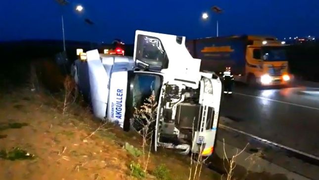 Tir răsturnat la ieșire din Suceava. Șoferul a rămas încarcerat