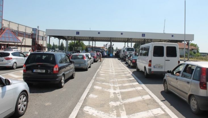 Aglomeraţie la vămile Petea și Urziceni. Românii se reîntorc la muncă în străinătate