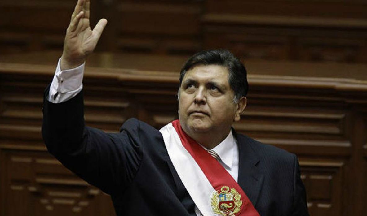 Fostul președinte al Peru A MURIT, după ce s-a împușcat în cap, înainte să fie arestat pentru mită