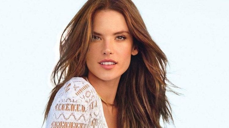 Alessandra Ambrosio se luptă cu o boală groaznică pentru un supermodel