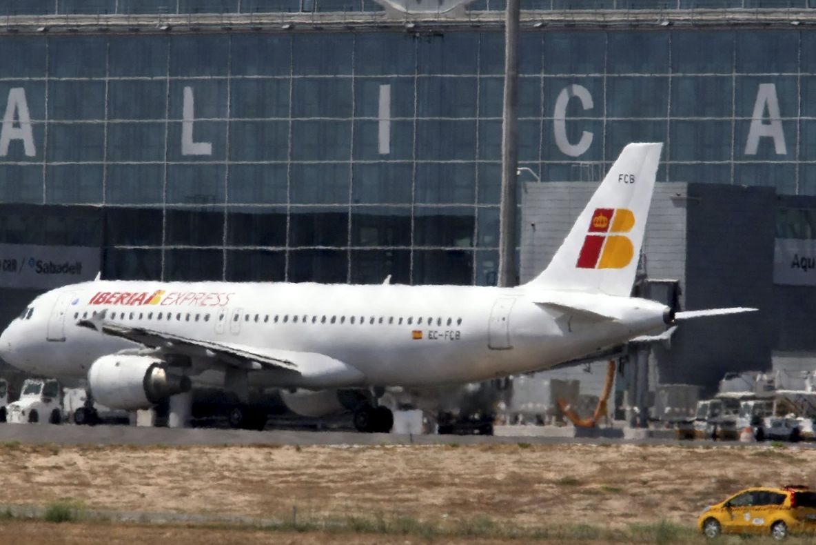 Fotbaliști morți de beți, luați cu poliția! I-au prins fix la aterizarea pe aeroport