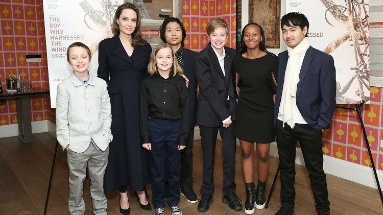 Angelina Jolie e o mamă singură. Cum se descurcă de fapt fără Brad Pitt