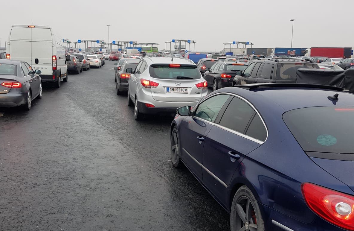 Trafic de 3 ori mai mare, la intrarea în România, prin vama Nădlac-Arad