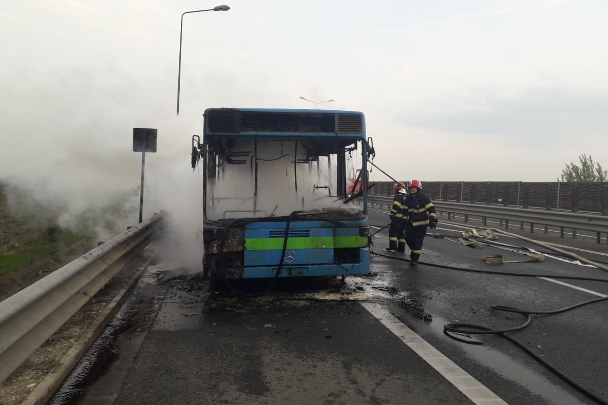 Un autobuz a luat foc în mers, pe autostrada Arad-Timișoara
