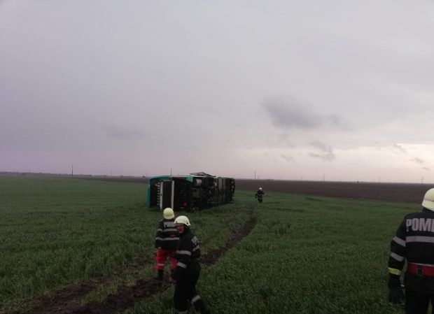 Primele imagini cu autocarul răsturnat de tornadă în jud. Călăraşi