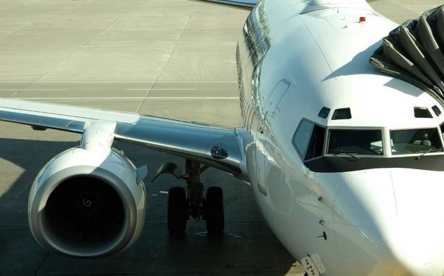 Panică pe aeroport, după ce două femei au aruncat monede în motor. Motivul a șocat și mai rău!