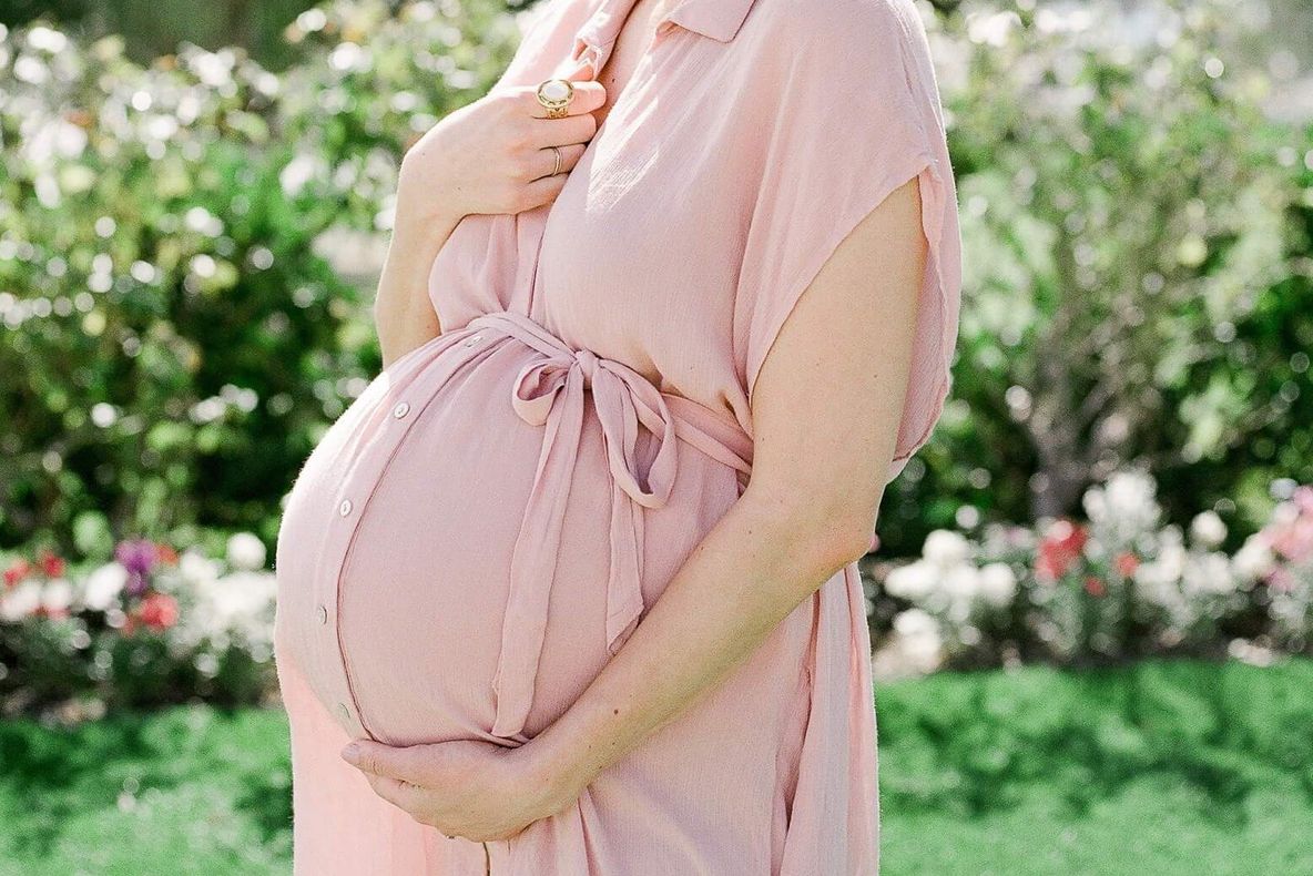 Ciudățenie cum nu s-a mai văzut: un bebeluș are trei părinți. Cum e posibil așa ceva? 