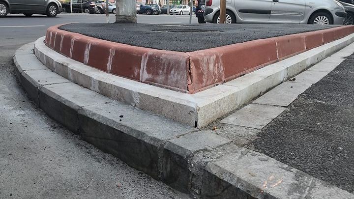 Așa se face treabă în București! Trotuar cu trei rânduri de borduri diferite. FOTO