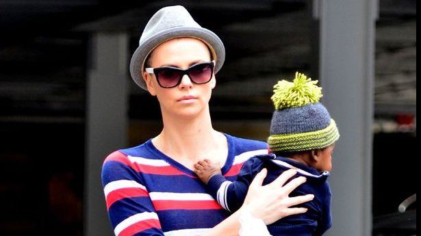 Ce face Charlize Theron cu propriul copil