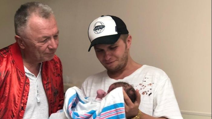 Un celebru burlac a devenit tată. Poza care a strâns mii de aprecieri