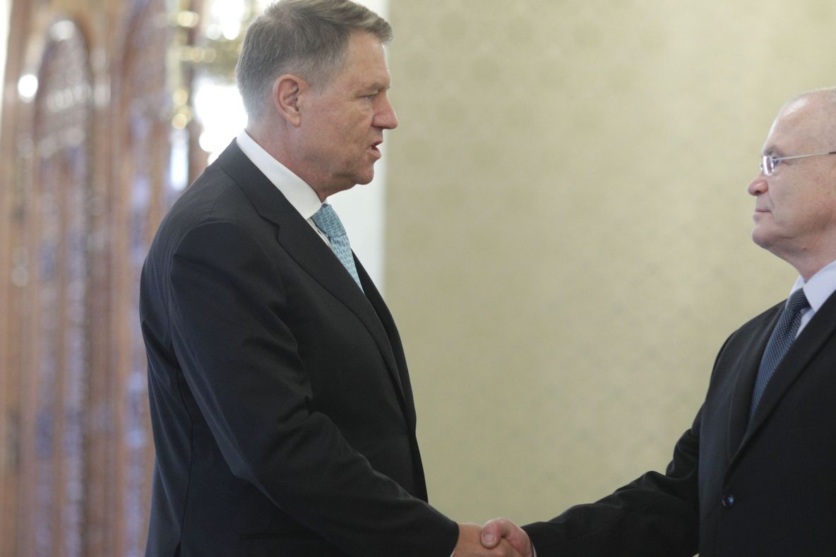 PSD-ul s-a dus la Cotroceni cu doi foști deținuți politici ca să ceară revocarea lui Augustin Lazăr