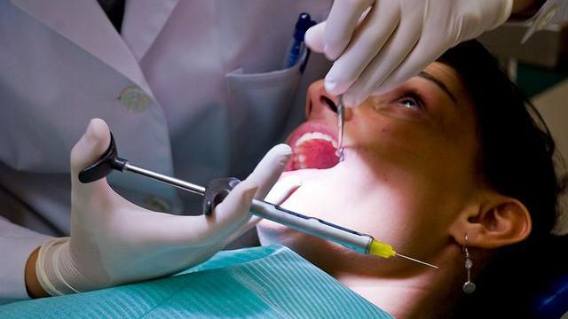 Cum ar putea propriul tău sistem imunitar să îți provoace carii